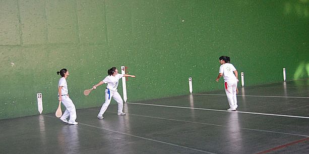 emakumea-pilotari-ezker-handia